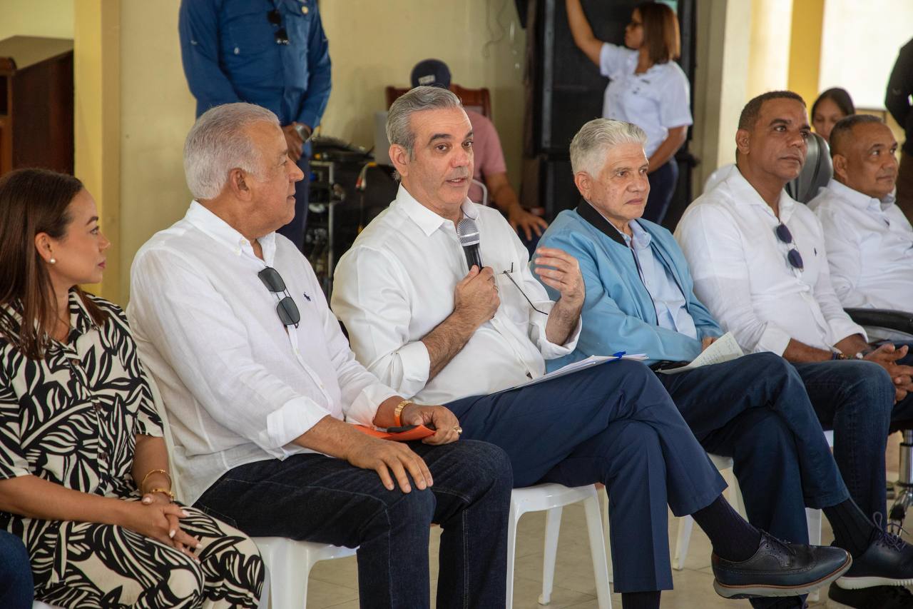 Presidente Abinader se reúne con comunitarios de Espaillat y Puerto Plata e instruye soluciones