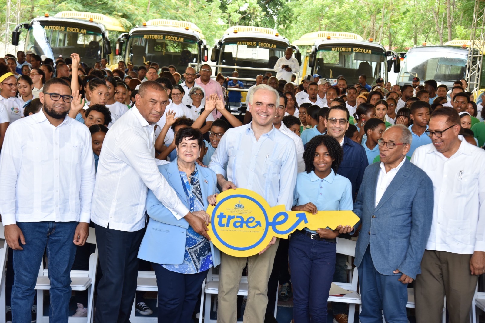 Ministro Luis Miguel De Camps encabeza entrega autobuses escolares en El Seibo