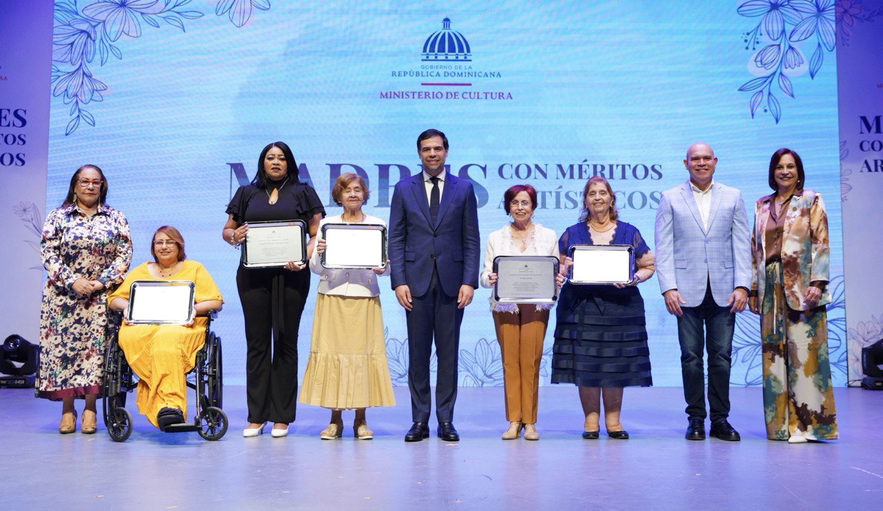 Ministerio de Cultura rinde homenaje a madres destacadas en el ámbito cultural en Santiago
