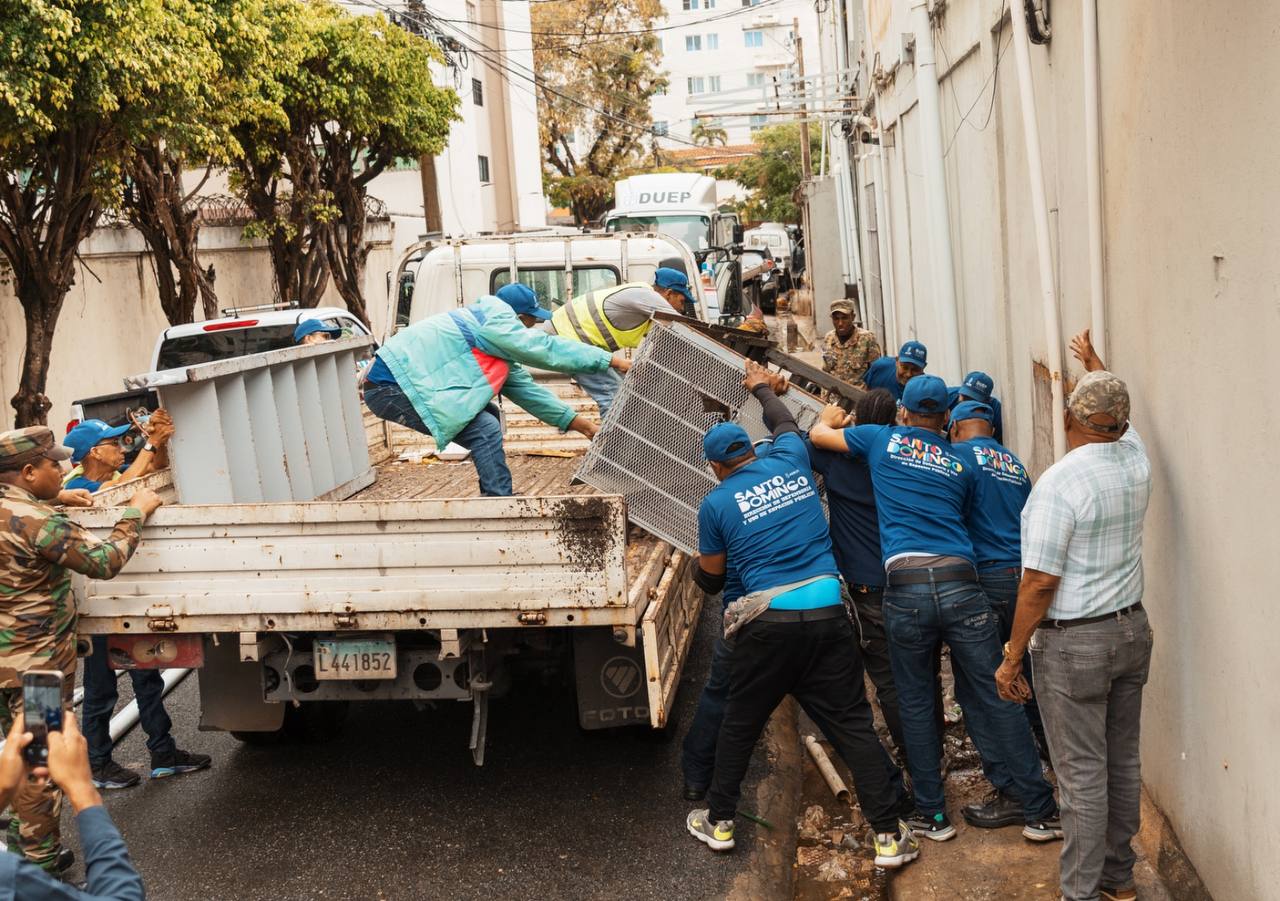 Alcaldía del Distrito Nacional recupera acera que estuvo obstruida por más de 10 años en Naco
