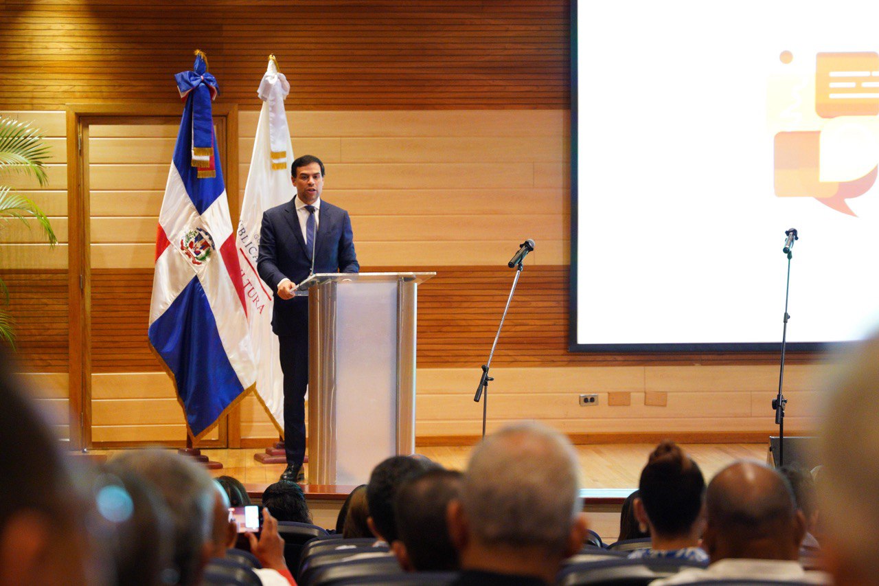 Roberto Ángel expone en Santiago el alcance de “El Poder de las Buenas Palabras”