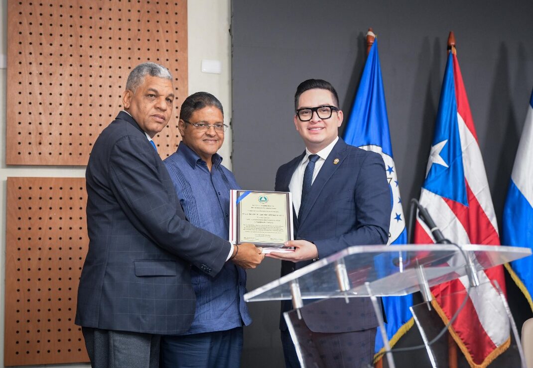 Director del COE y la DAEH recibe reconocimiento del Parlacen por más de 20 años de servicio salvando vidas