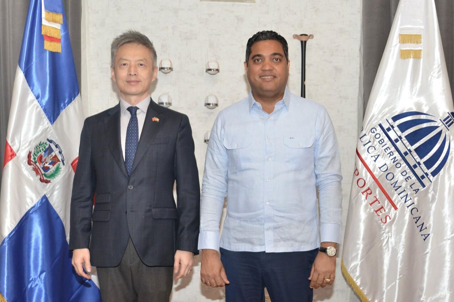 Ministro Kelvin Cruz y embajador de China abordan ideas para fortalecer el deporte en RD