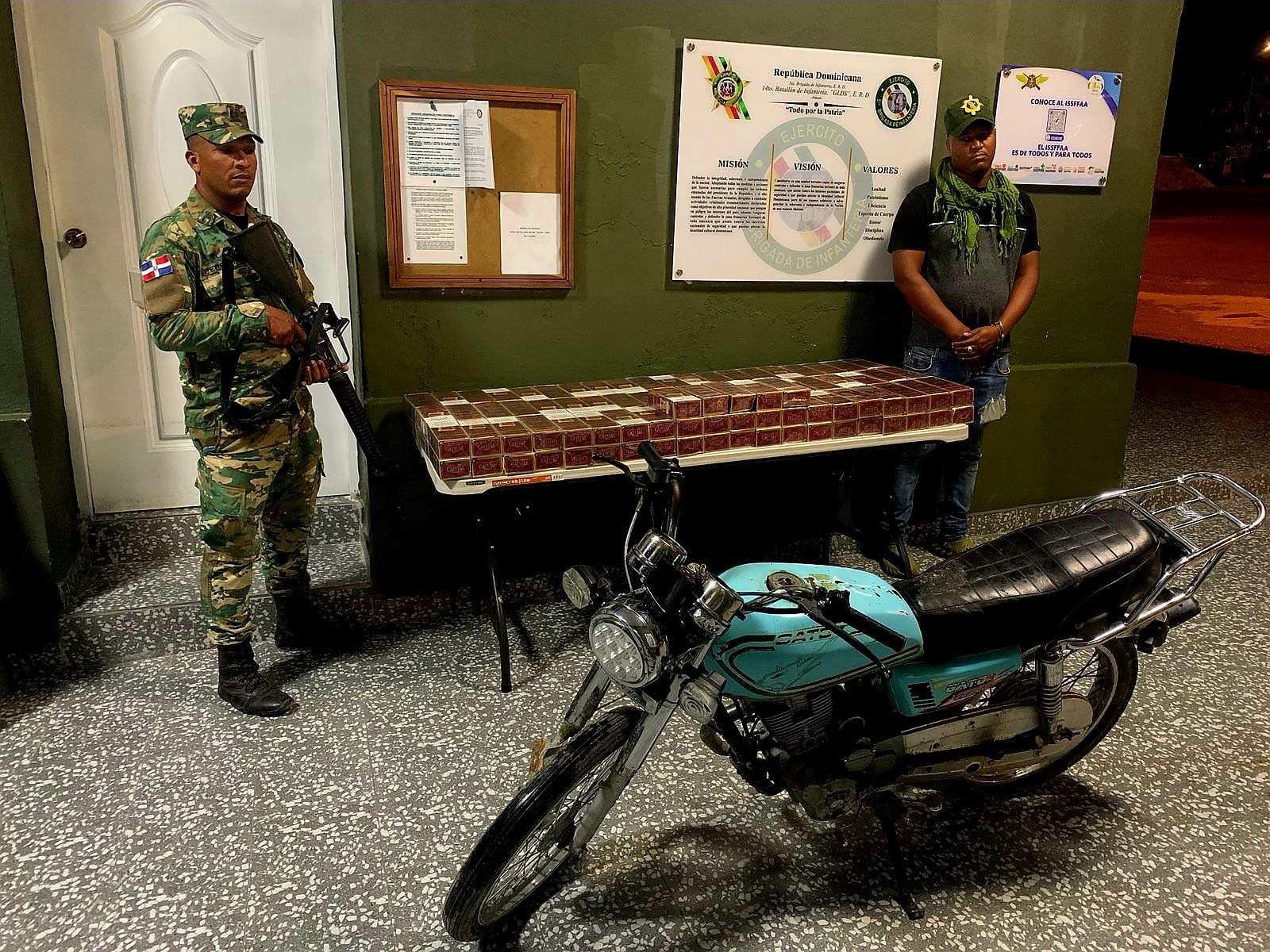 Decomisan 13 mil cigarrillos de contrabando que fueron abandonados junto a motocicleta en Jimaní