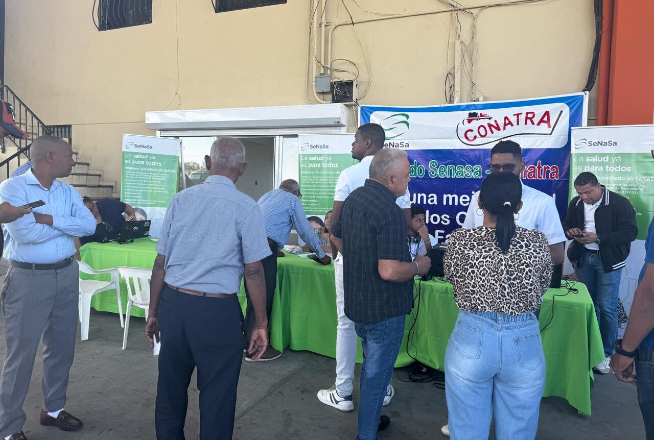 SeNaSa entrega carnets de afiliados a miembros de CONATRA