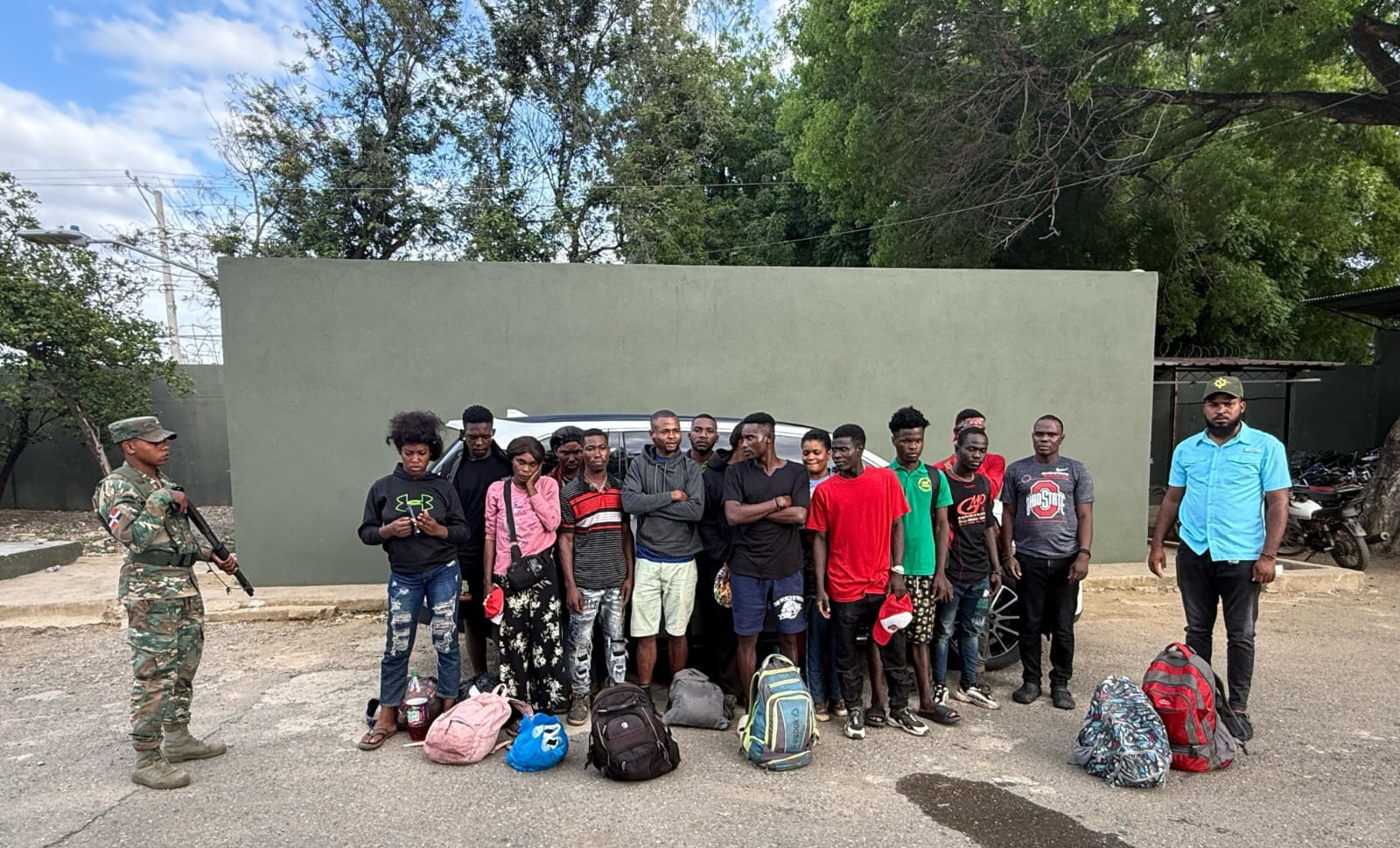 Detienen 16 inmigrantes indocumentados que fueron abandonados en una jeepeta en Mao