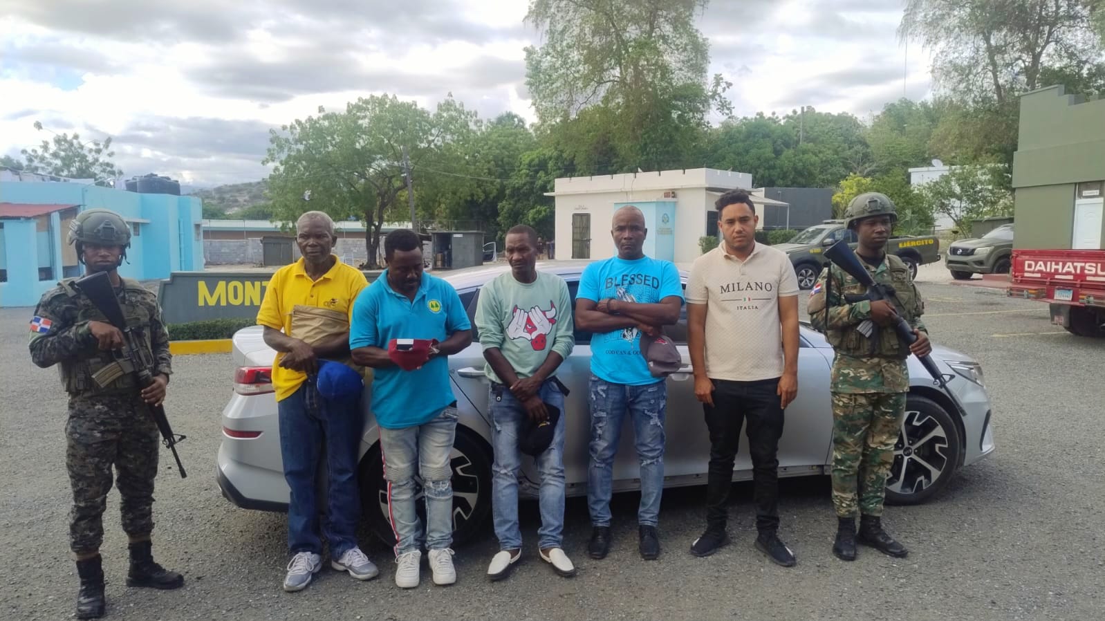 En Azua Ejército detiene a hombre por transportar haitianos indocumentados en un vehículo