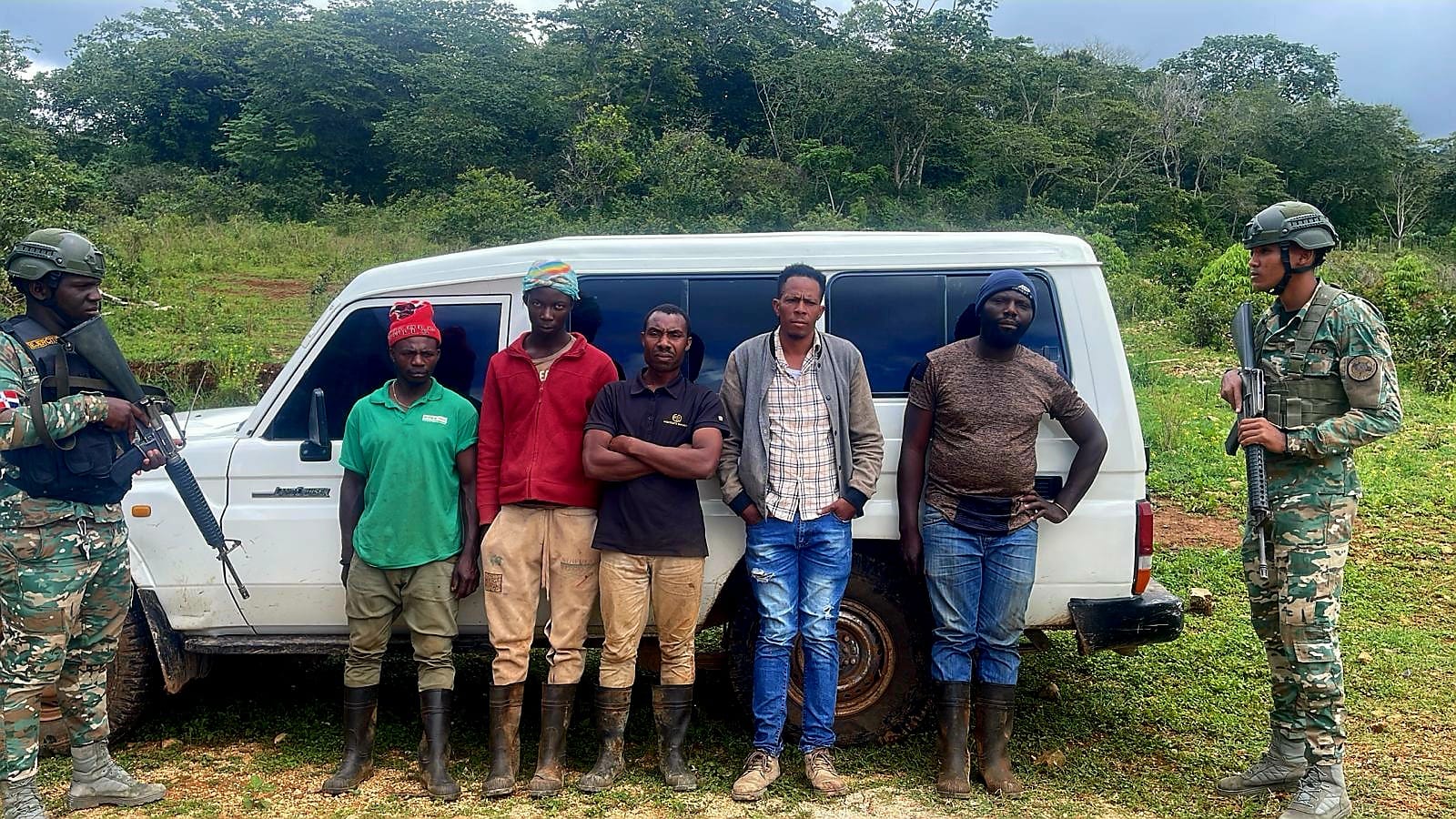 En Pedernales detienen inmigrantes indocumentados en jeepeta con placa haitiana
