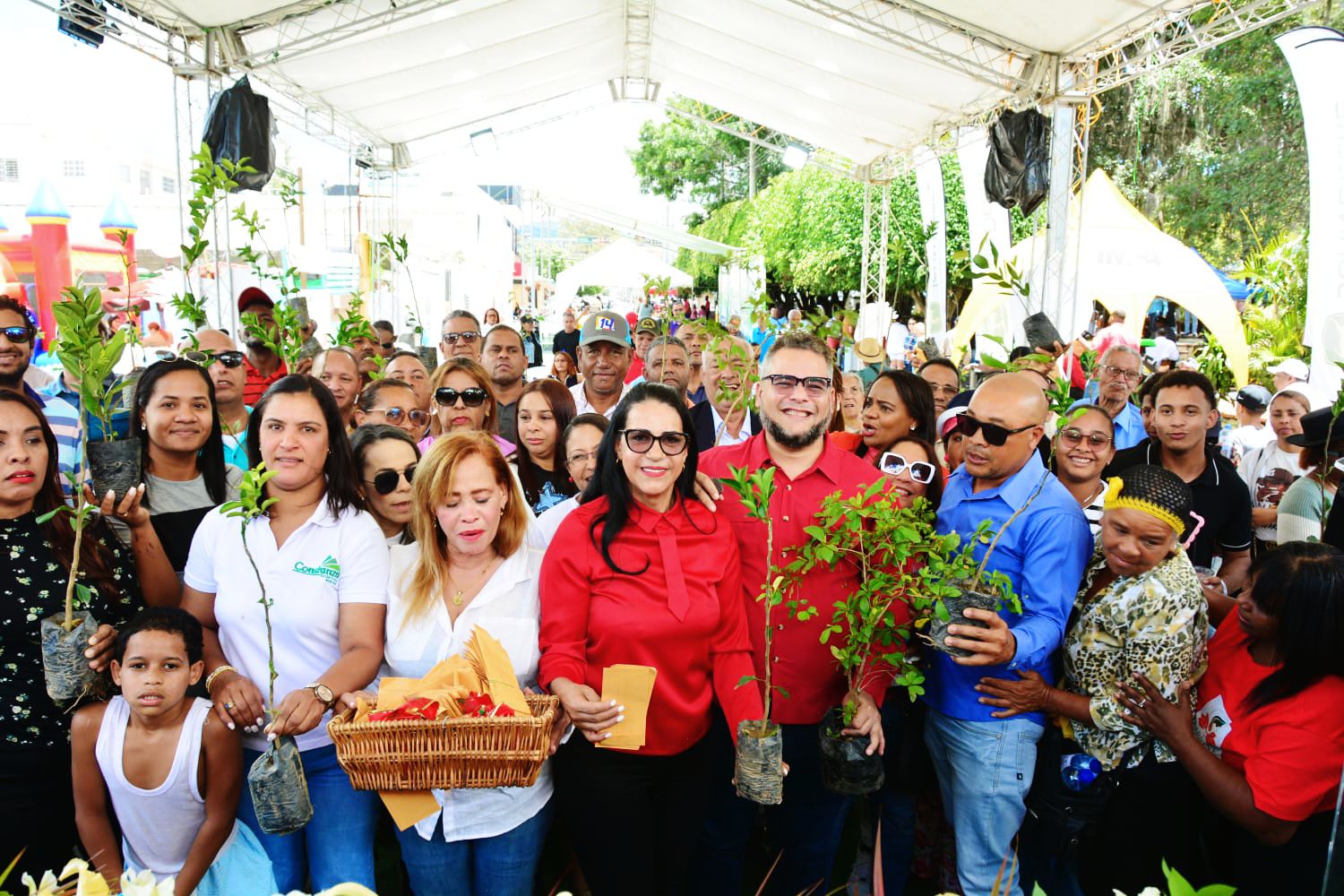 Hecmilio Galvan encabeza ejecución de numerosos programas del FEDA en Constanza