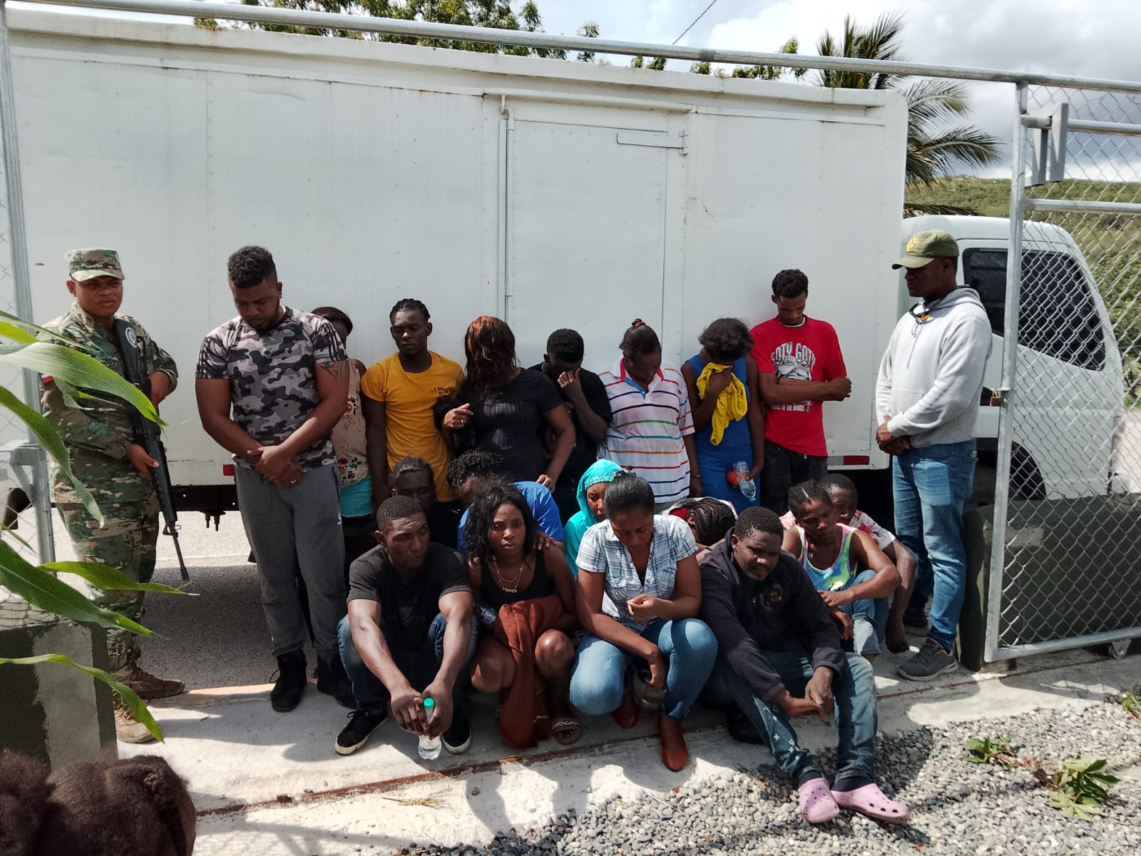 En un camión de carga cerrado fueron encontrados 18 inmigrantes indocumentados en San Juan de la Maguana