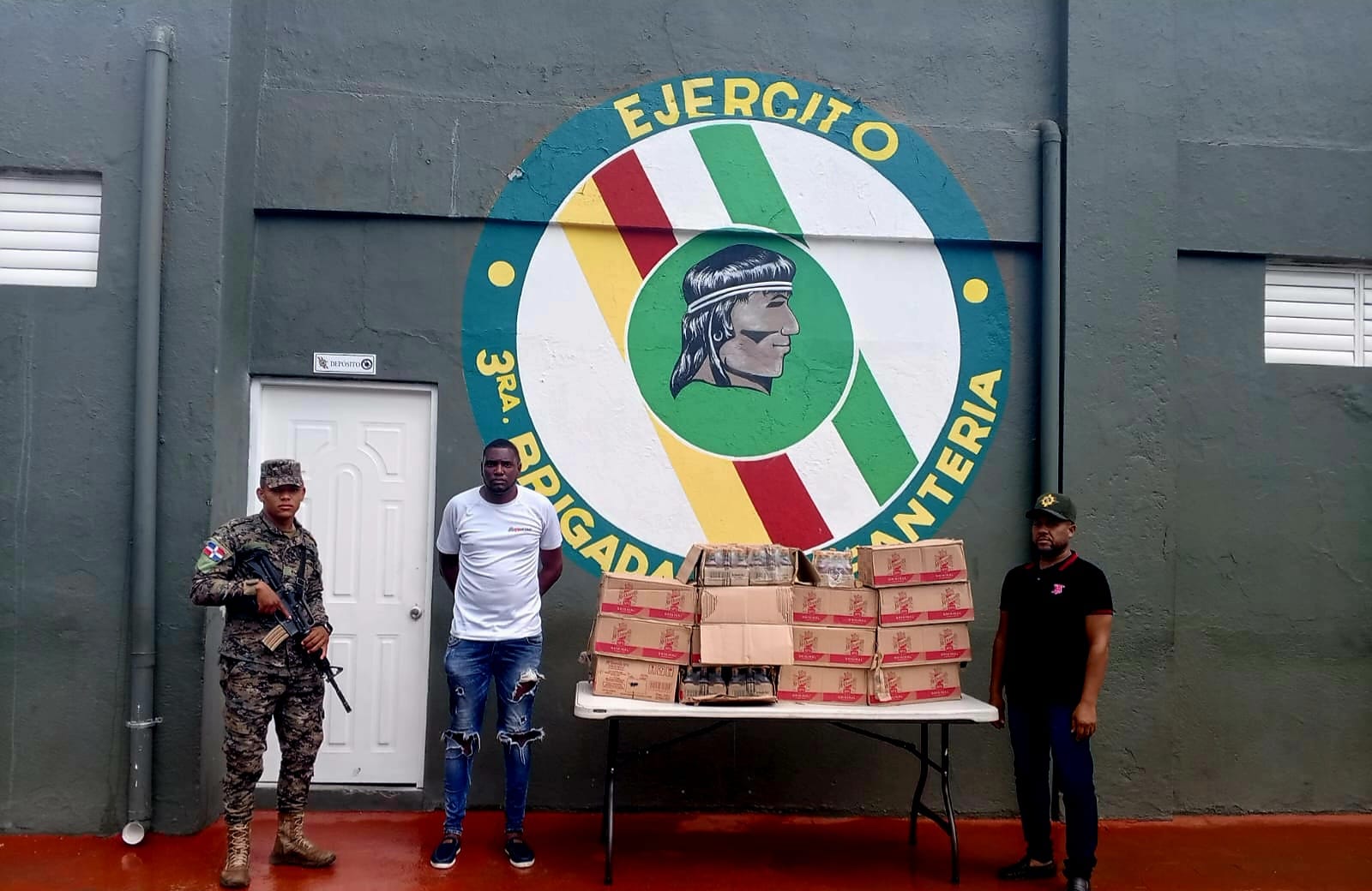 Ocupan contrabando de cientos de botellas de ron en San Juan de la Maguana