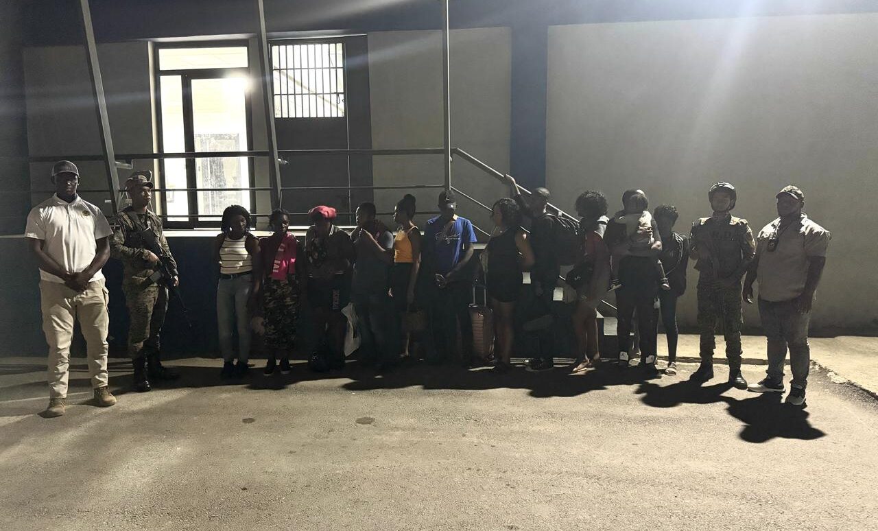 En autobús de transporte público detienen 12 inmigrantes haitianos indocumentados en Dajabón
