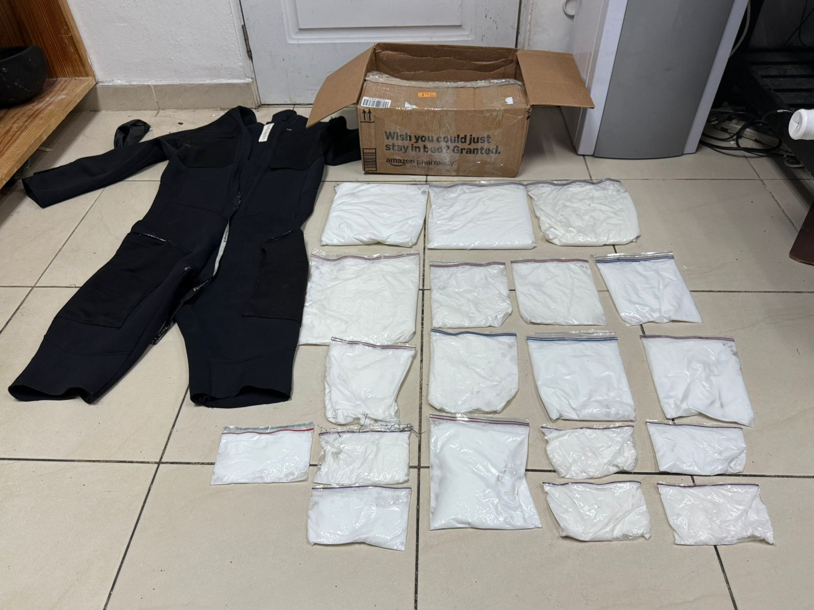 DNCD frustra envío de 19 láminas de cocaína ocultas en traje de buzo con destino a EE. UU.