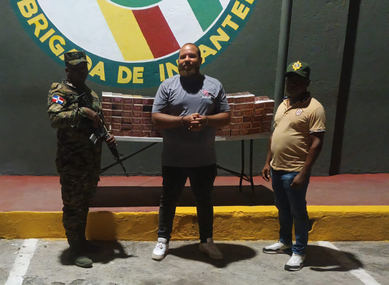 Arrestan hombre escondía contrabando de cigarrillos en compartimento fabricado debajo de automóvil