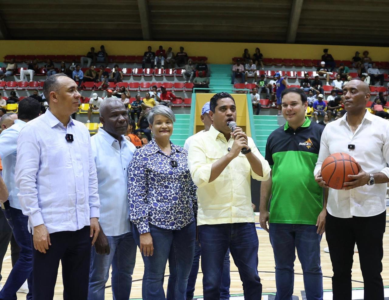 Ministro Kelvin Cruz inaugura remozado multiuso Rolando Ramírez en SPM