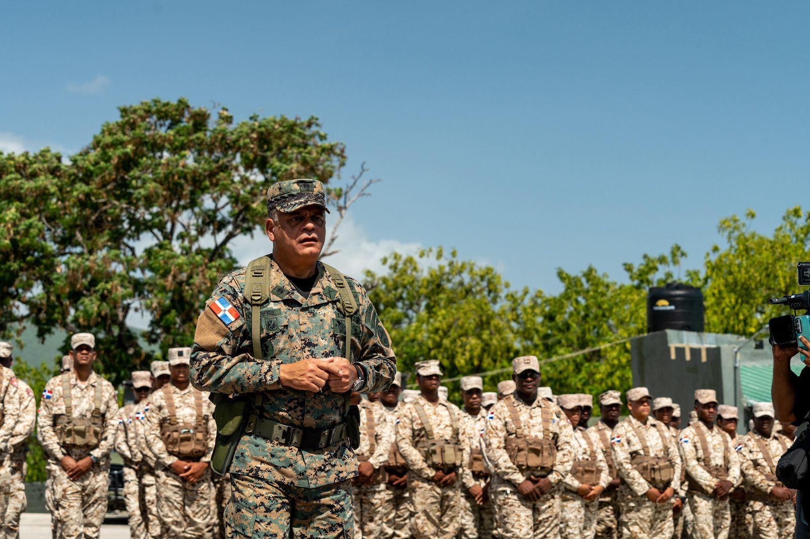 Ministro de Defensa recorre la frontera para supervisar construcción de la verja perimetral y despliegue militar