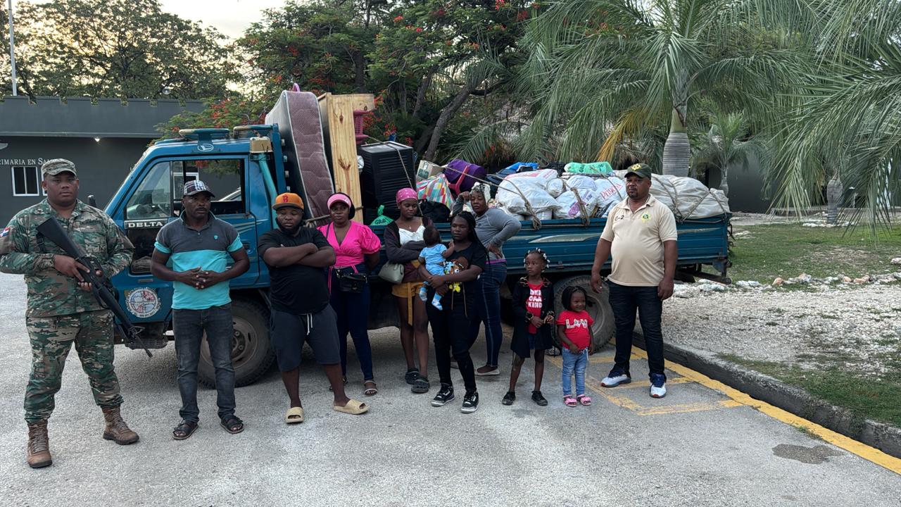 En un camión de mudanzas fueron detenidos 07 haitianos indocumentados en Duvergé