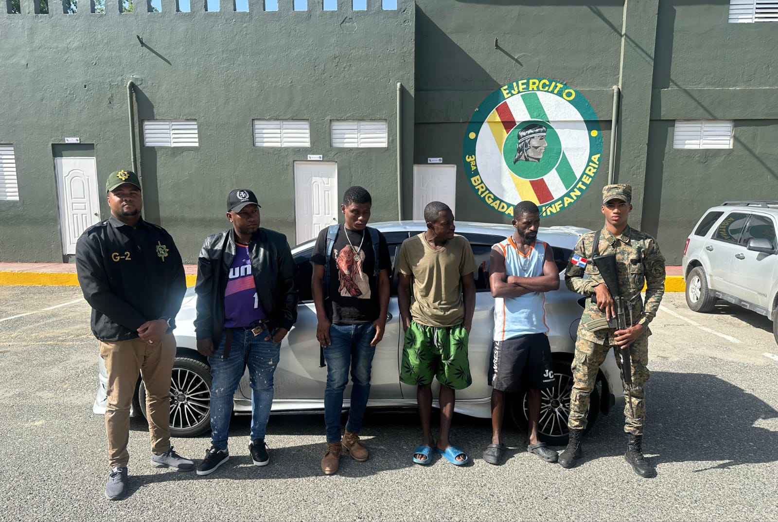 Militares del ERD apresan conductor ocultaba indocumentados en el baúl de un automóvil en San Juan de la Maguana