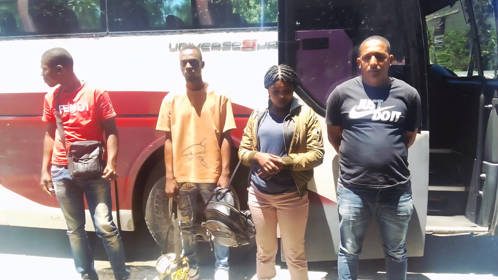 Por segunda vez Ejército arresta hombre con inmigrantes indocumentados en autobús en Azua