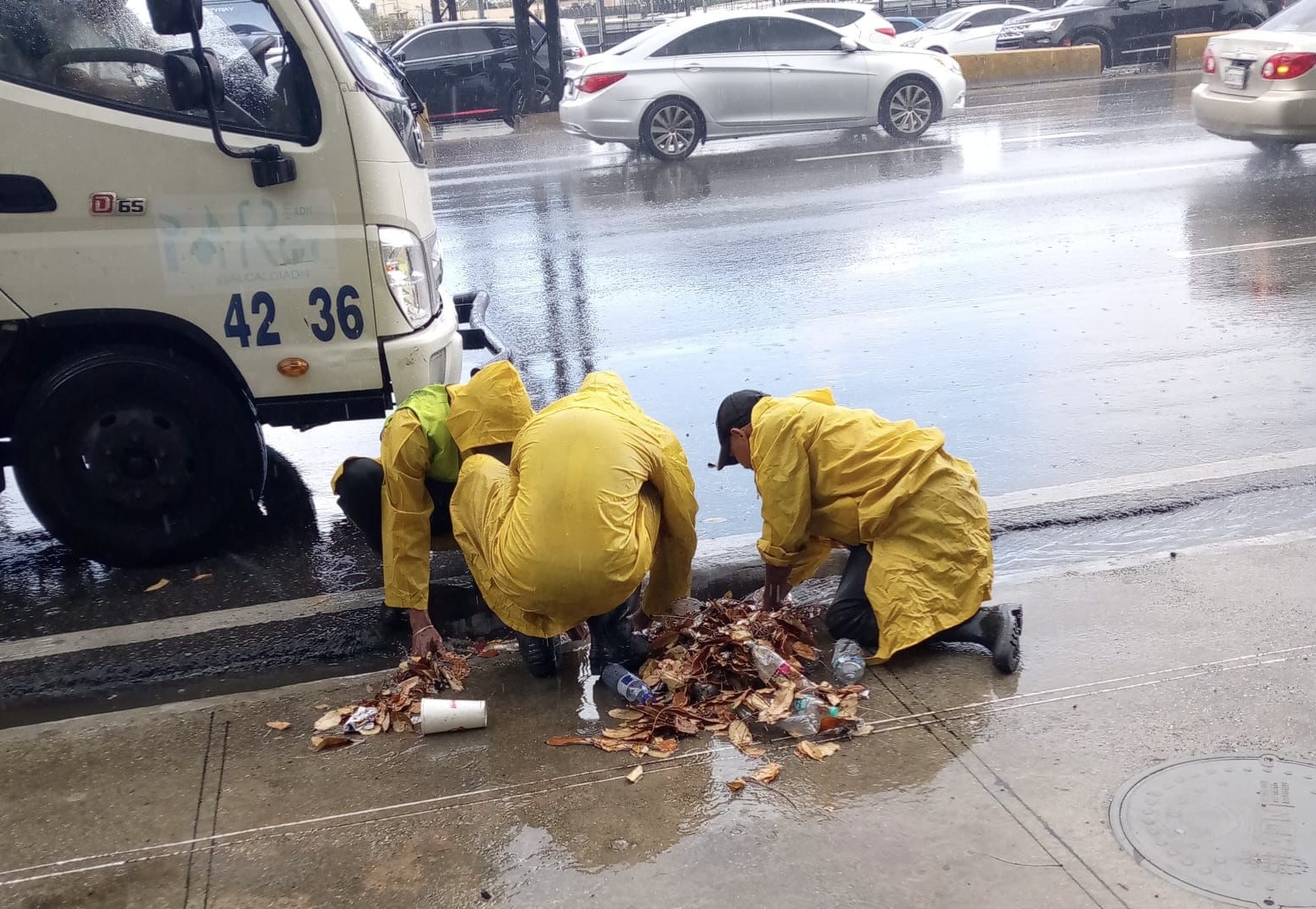 Alcaldía del DN intensifica limpieza de imbornales y filtrantes por fuertes lluvias