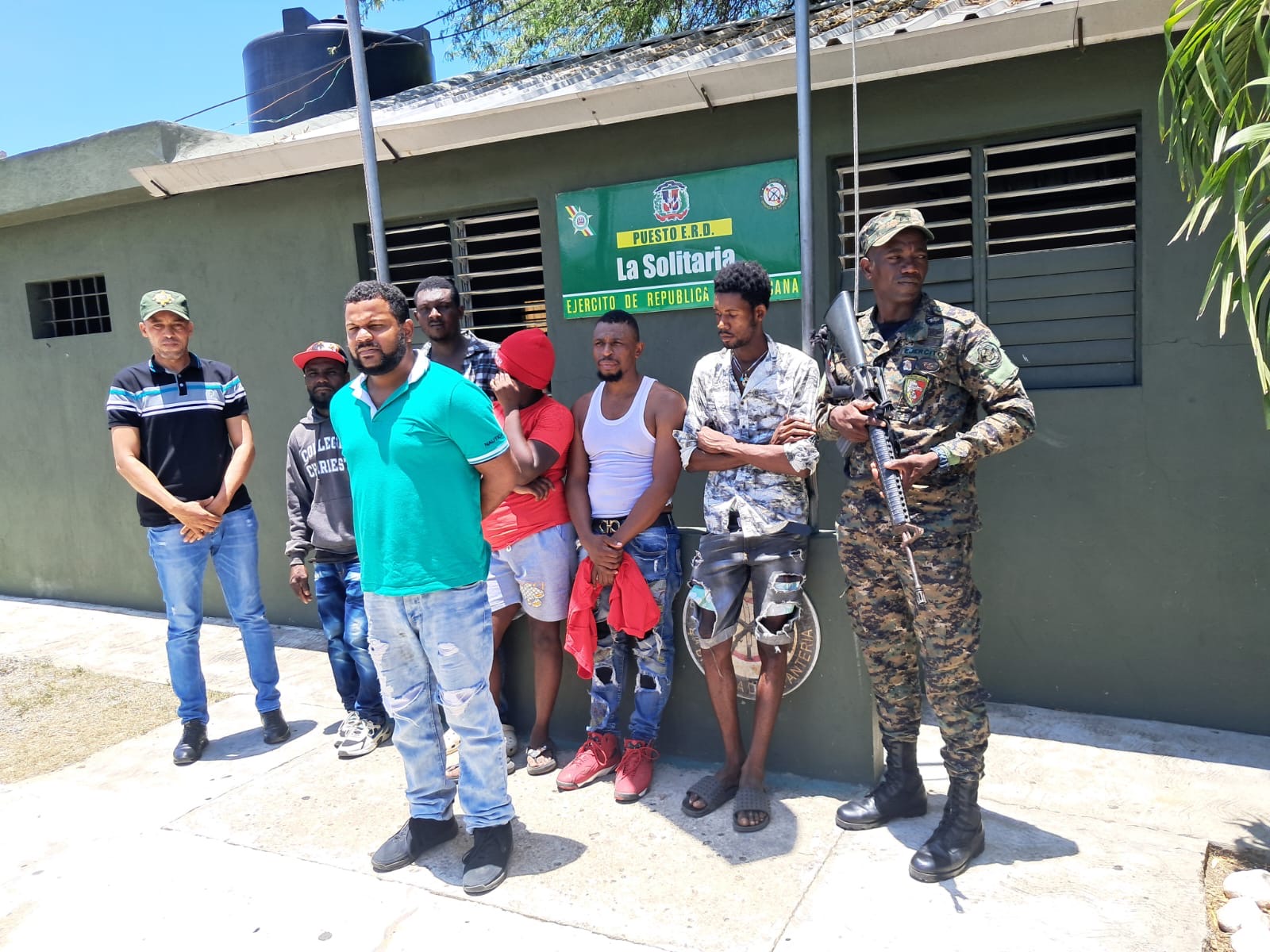 Detienen a otro dominicano con haitianos indocumentados que intentaba evadir la vigilancia militar en Montecristi