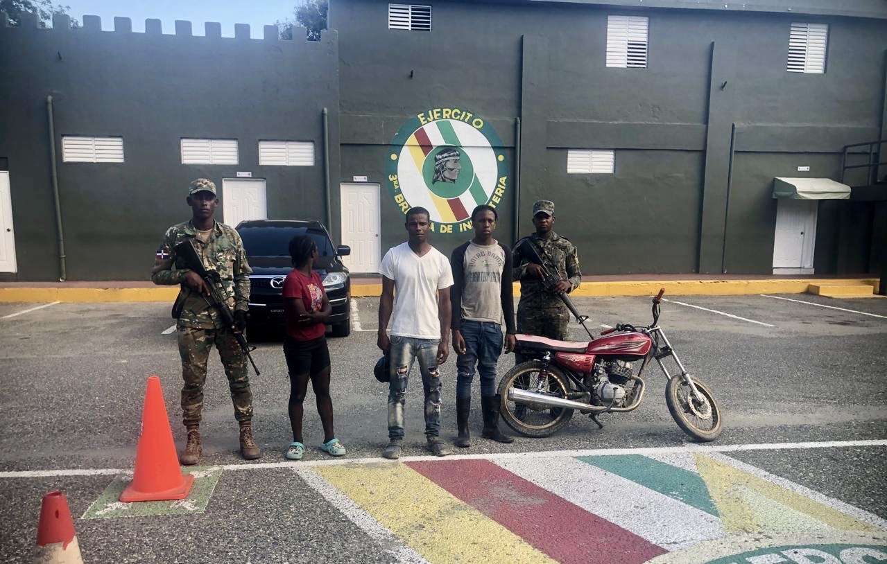 Ejército envía a la justicia a otro hombre por transportar indocumentados en una motocicleta en San Juan de la Maguana