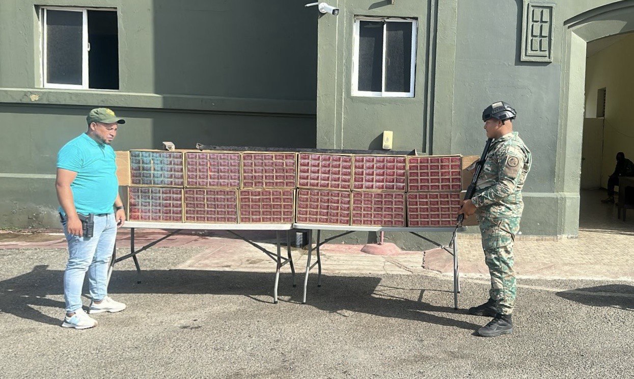Ocupan contrabando de 120 mil cigarrillos en el patio de una casa en Montecristi
