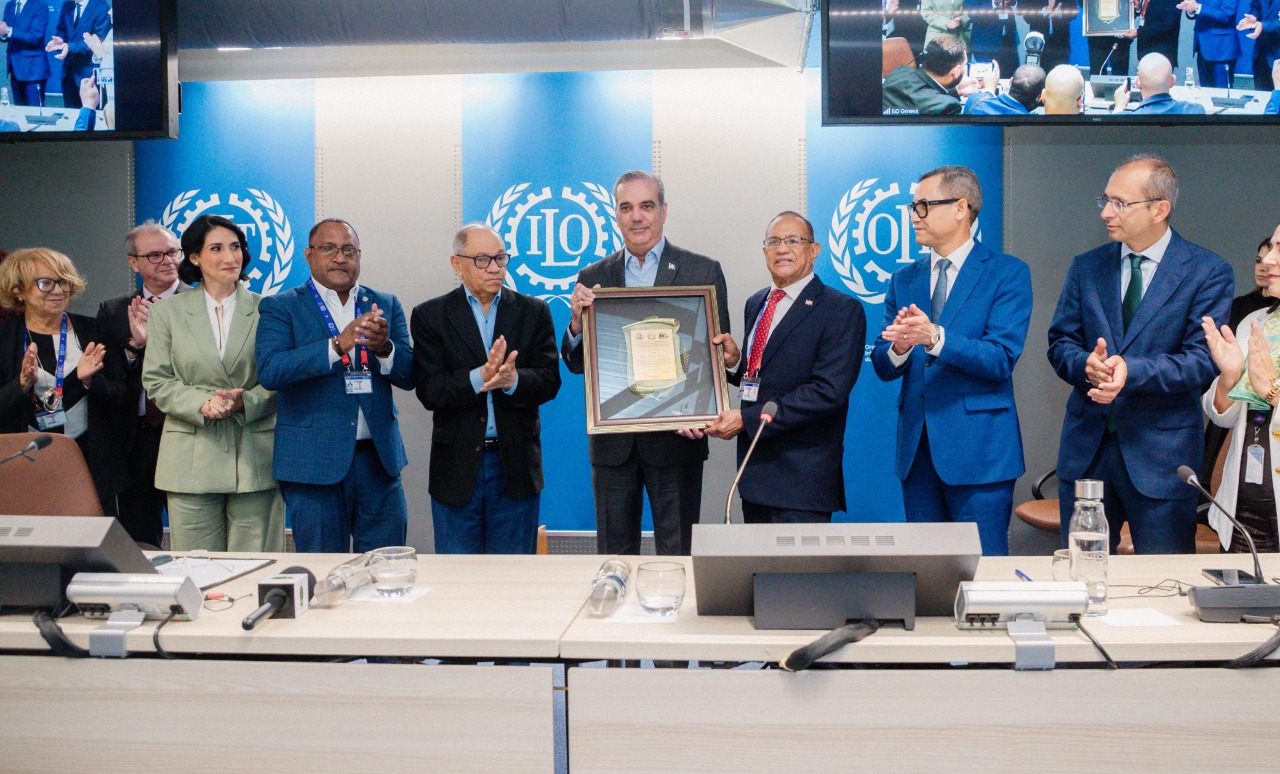 Presidente Abinader recibe reconocimiento de la OIT en Ginebra por apoyo a la clase trabajadora
