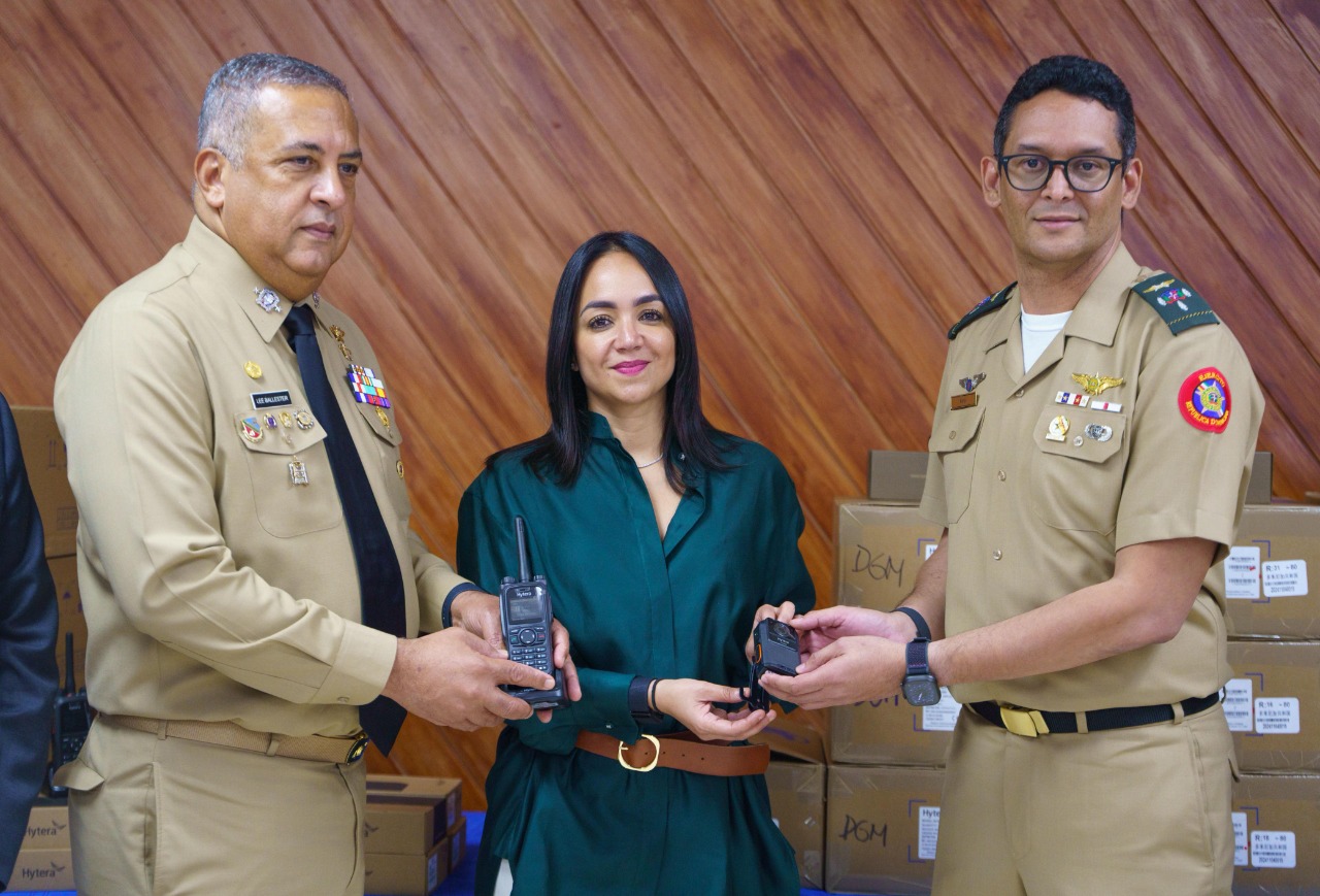 El MIP entrega a la DGM 200 radios y 200 “Bodycams” para fortalecer y transparentar operaciones migratorias