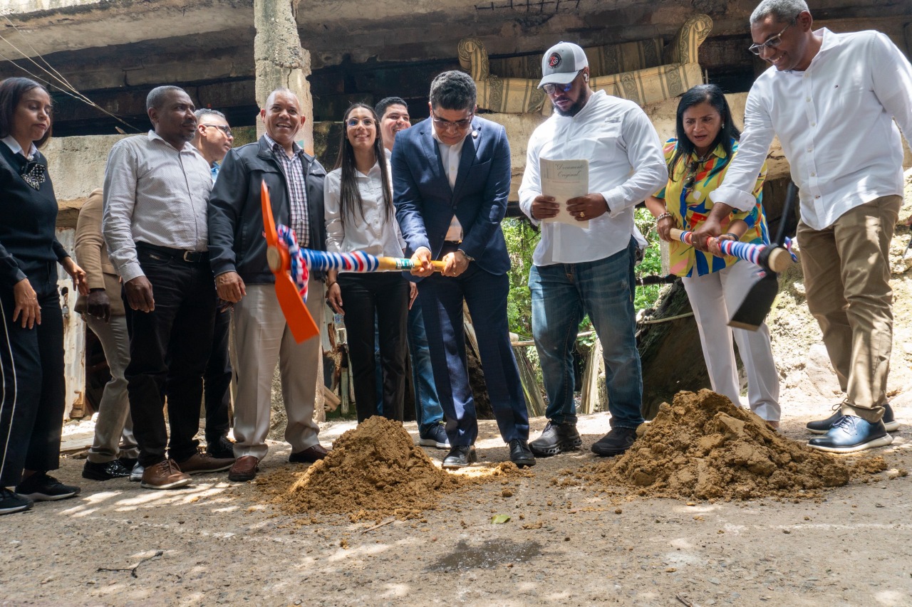 Alcalde Dío Astacio inicia obras del Presupuesto Participativo Municipal en Villa Duarte y entrega cheques a ingeniero