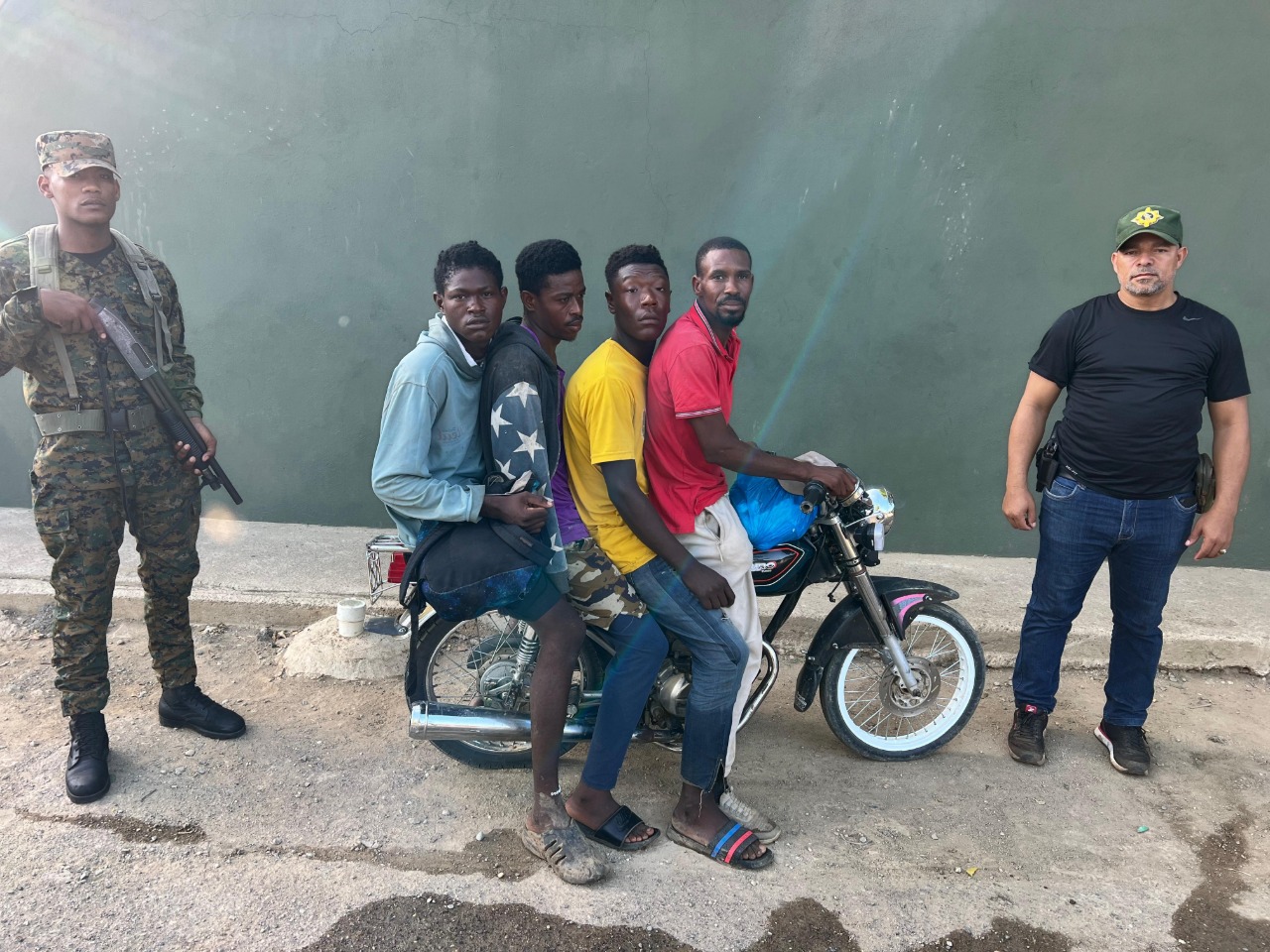 Envían a la justicia a dominicano por transportar a cinco indocumentados en una motocicleta en Dajabón