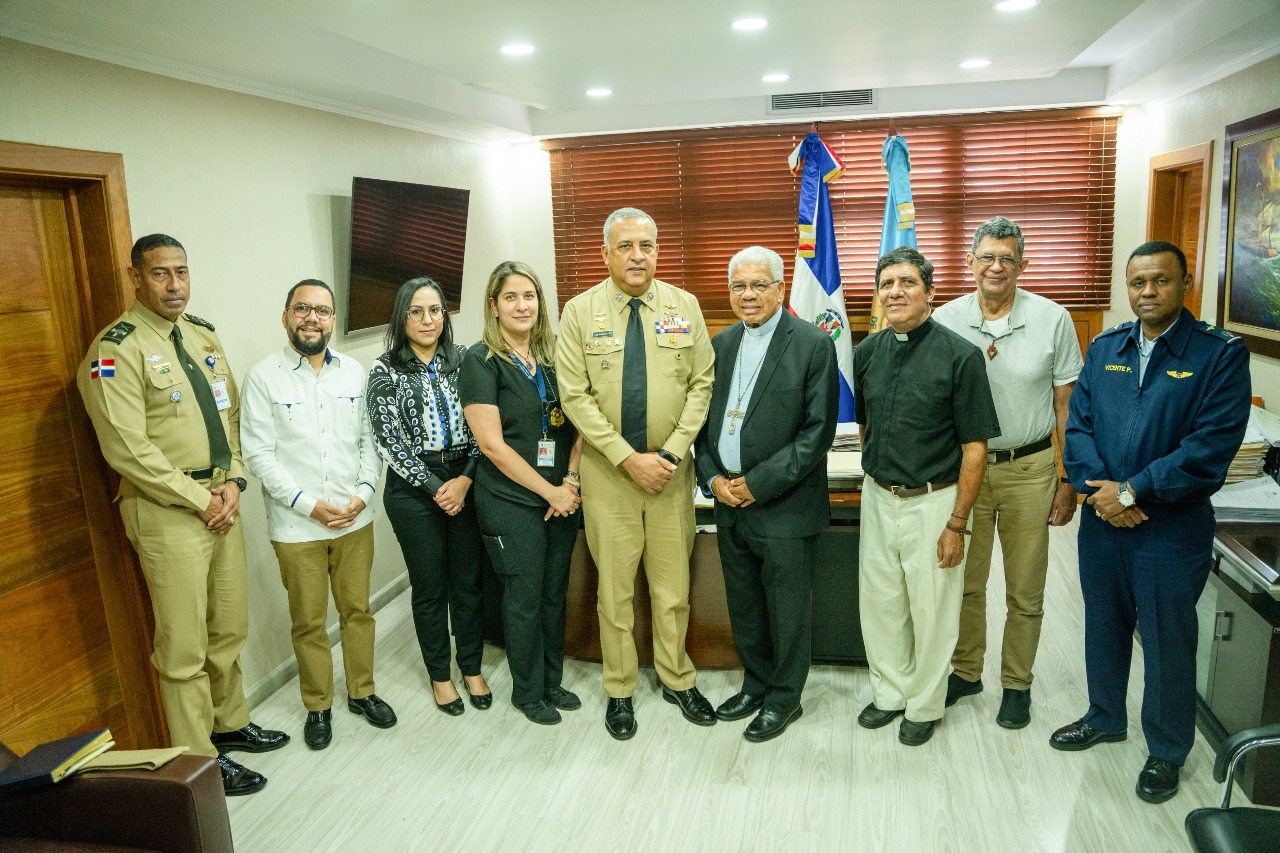 Arzobispo Francisco Ozoria realiza visita de cortesía al director general de Migración