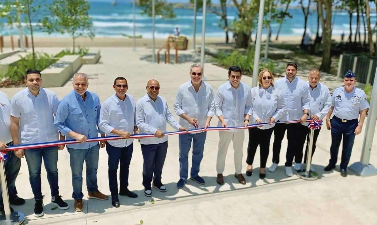 Presidente Abinader y ministro Collado inauguran malecón de Haina