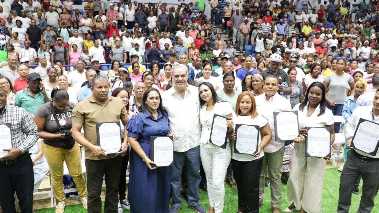 Presidente Abinader entrega 1,600 títulos de propiedad de un total de 2,521, en La Romana, garantizando estabilidad, futuro y dignidad a más de 10 mil personas
