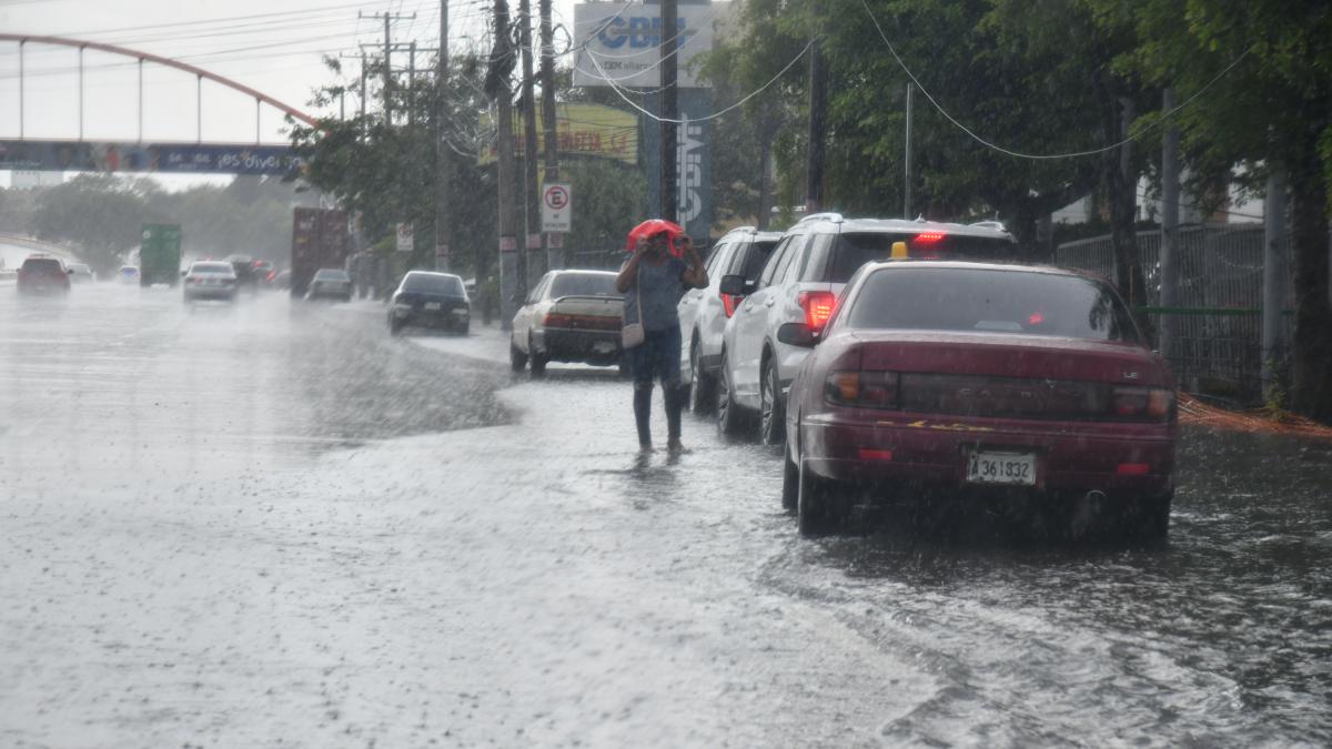 Aguaceros y tormentas eléctricas por vaguada y alta humedad