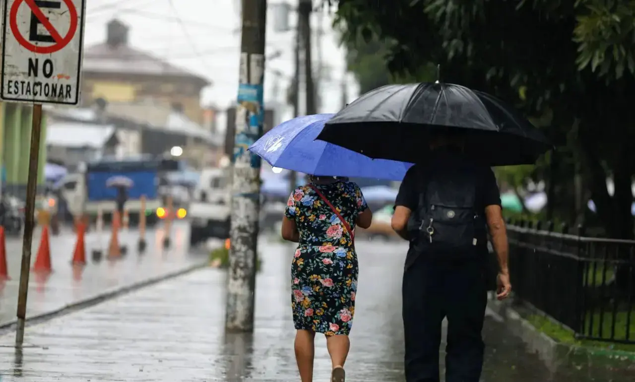 Vaguada y onda tropical provocarán aguaceros, tronadas y ráfagas de viento