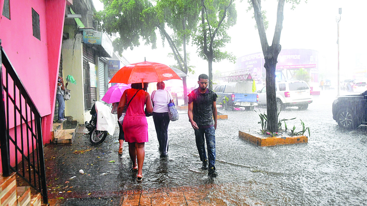 Vaguada Persistente y Tercera Onda Tropical Aumentan Inestabilidad; Polvo del Sahara Se Acerca al Caribe