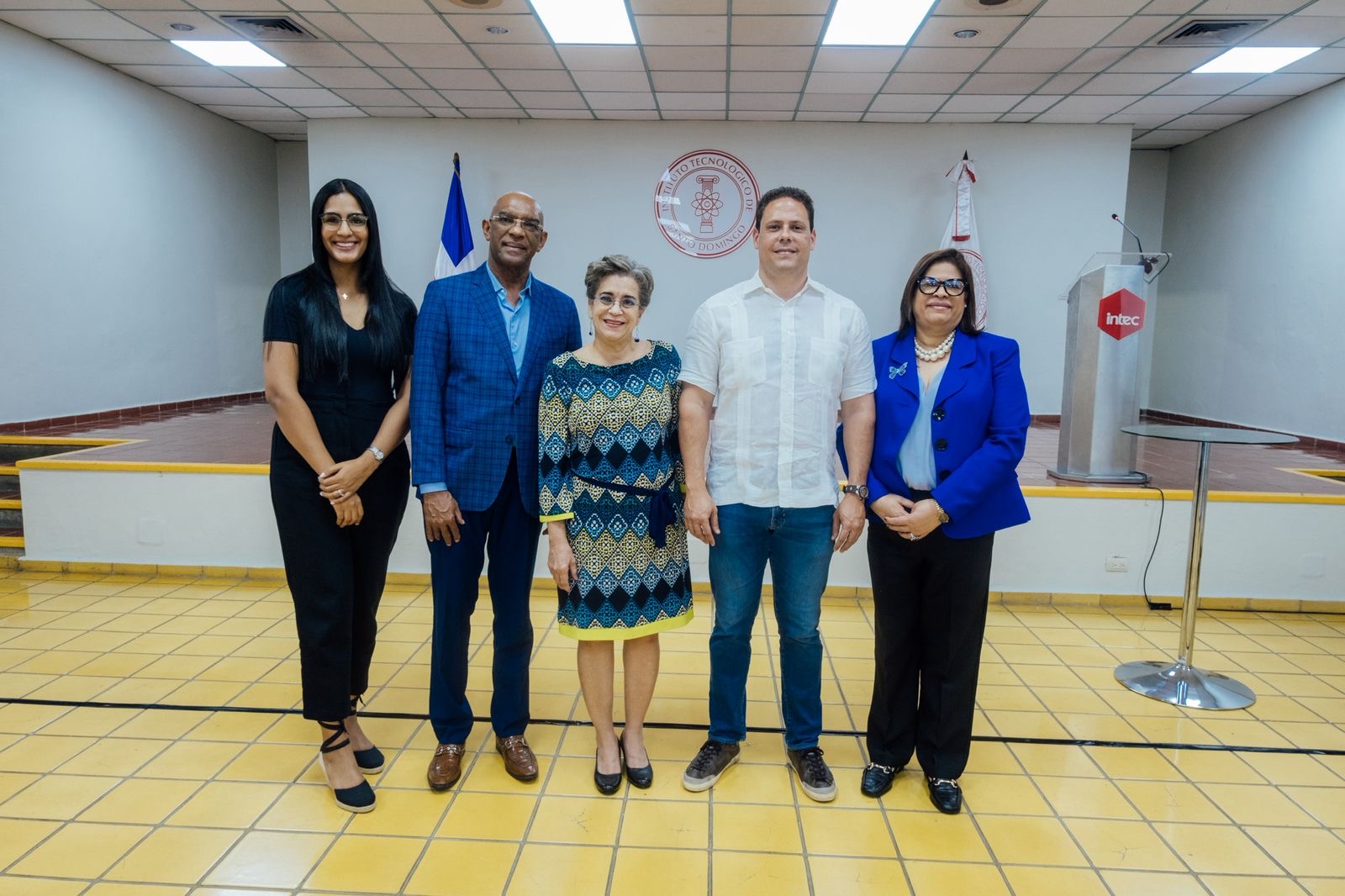 Ministro Carlos Bonilla motiva a futuros ingenieros a contribuir con transformación del sector construcción de RD