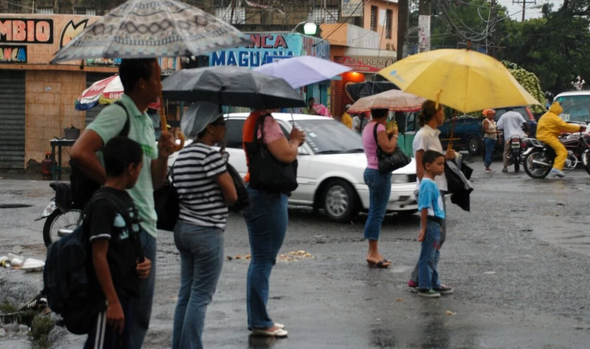¡Paraguas en mano! vaguada y onda tropical traerán más lluvias hoy y mañana