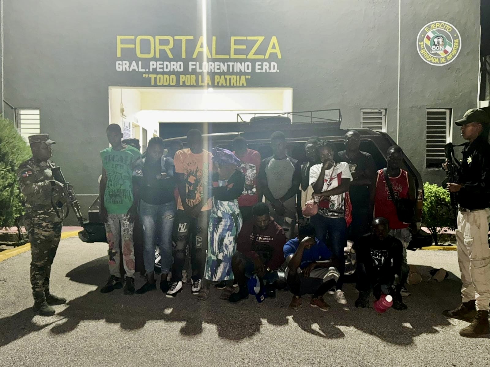 Abandonan minibús con 18 nacionales haitianos indocumentados en San Juan de la Maguana