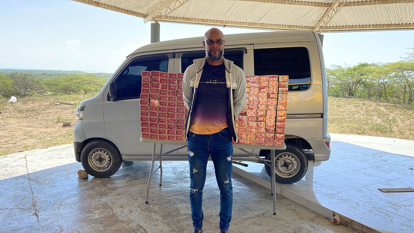 Escondidos en un minibús ocupan más de 49 mil cigarrillos ilícitos en Montecristi