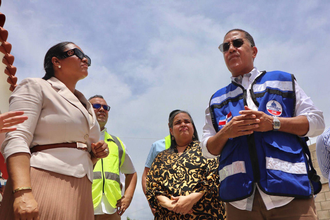 Director Infraestructura Escolar, Roberto Herrera encabeza Mesa de Trabajo con contratistas de escuelas y autoridades en Montecristi