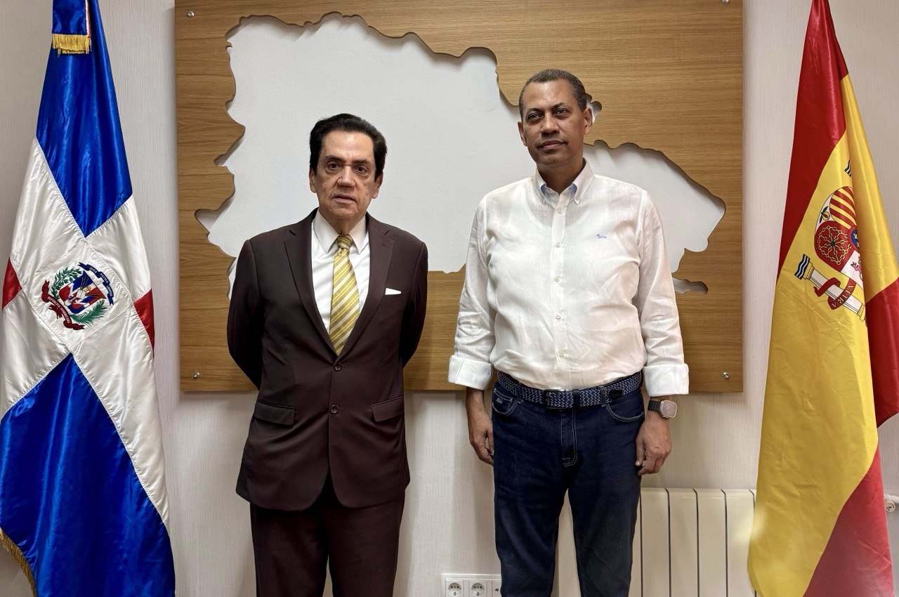 Presidente de INDOTEL se reúne con embajador dominicano en España