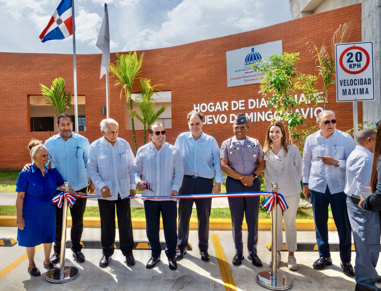 Ministro Paliza encabeza entrega de hogar de día para adultos mayores en el Nuevo Domingo Savio