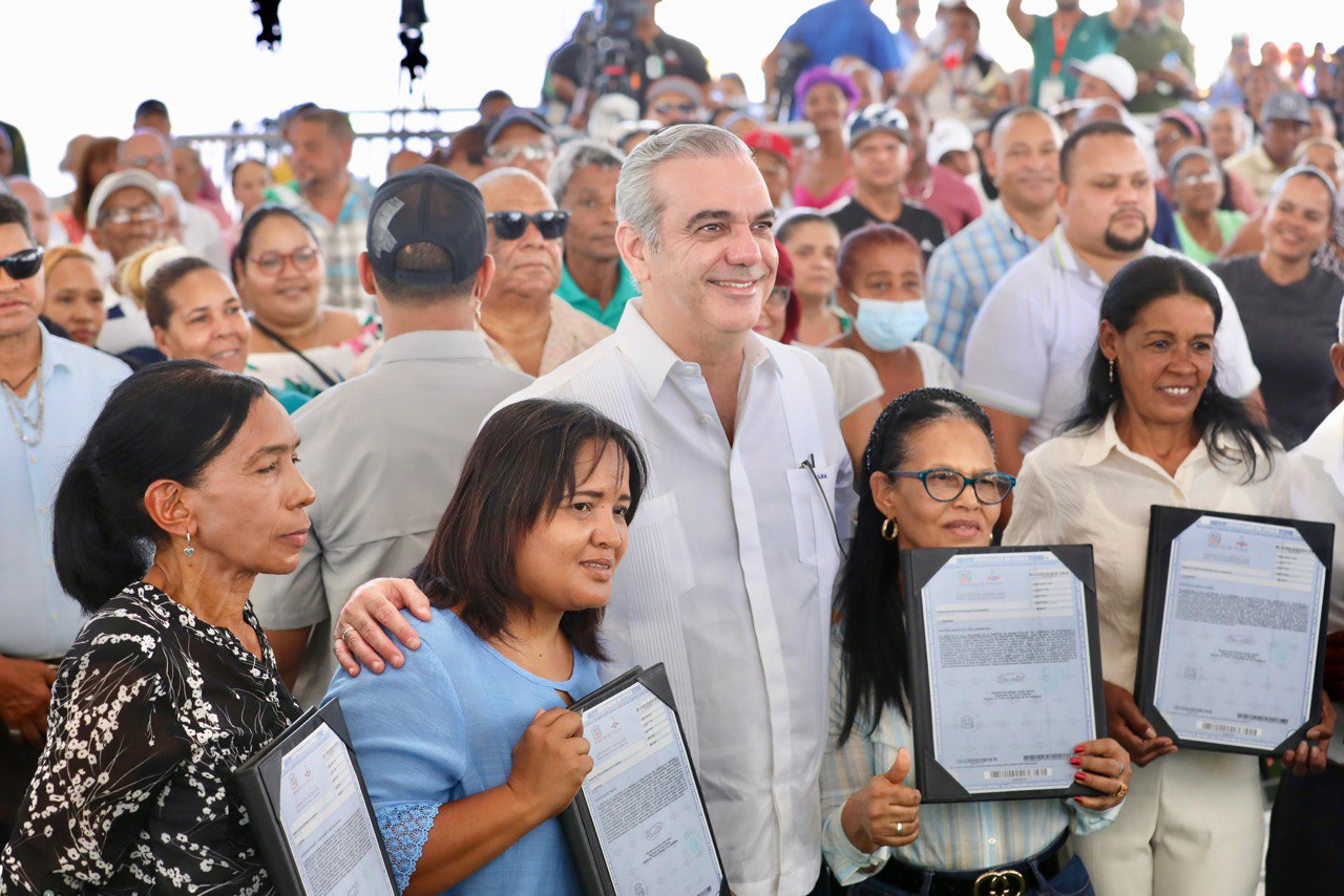 Presidente Abinader sigue entregando títulos de propiedad a familias necesitadas