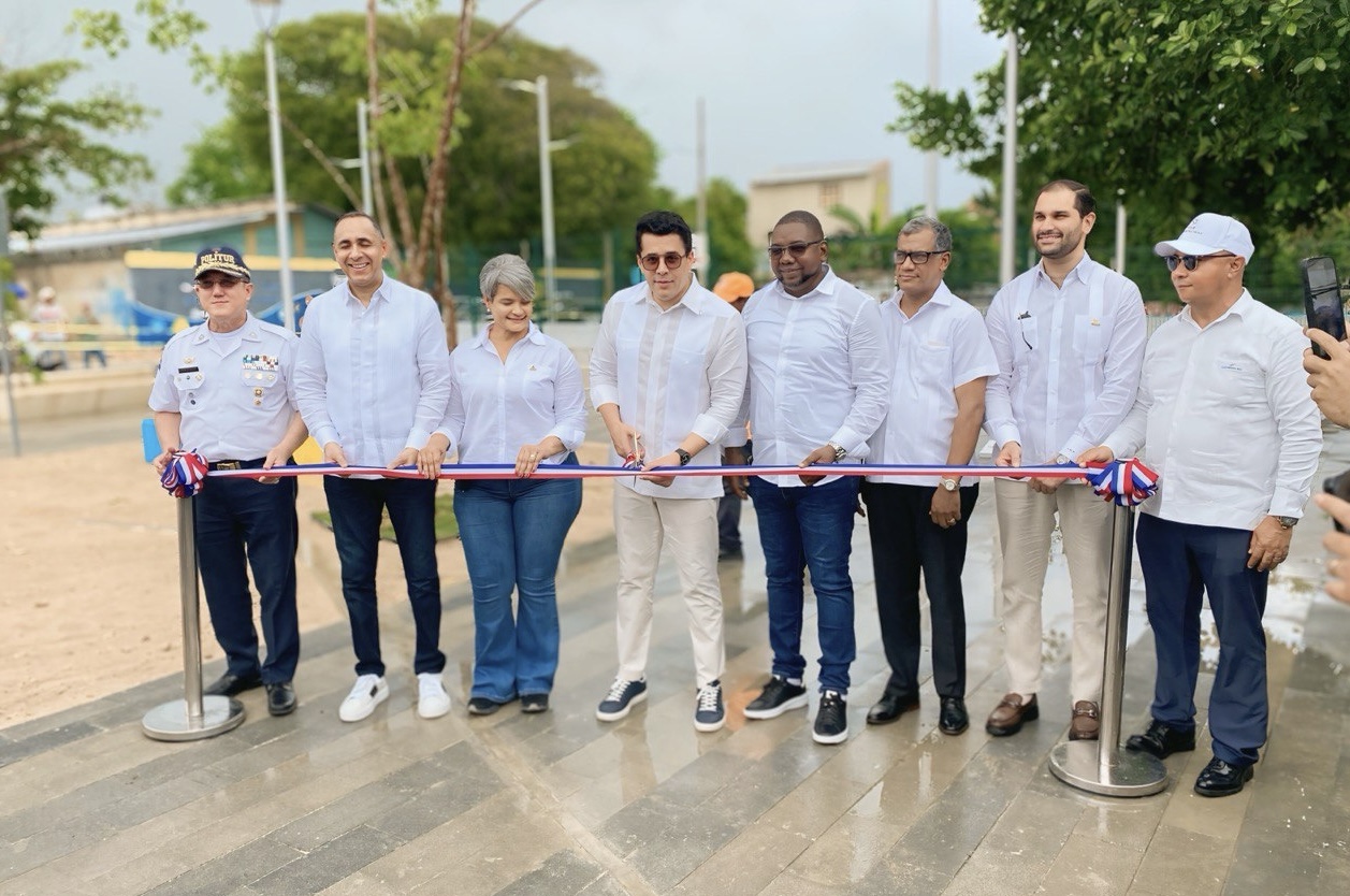 David Collado entrega remozada Plaza Marcelino Marte (Canito), en Guayacanes