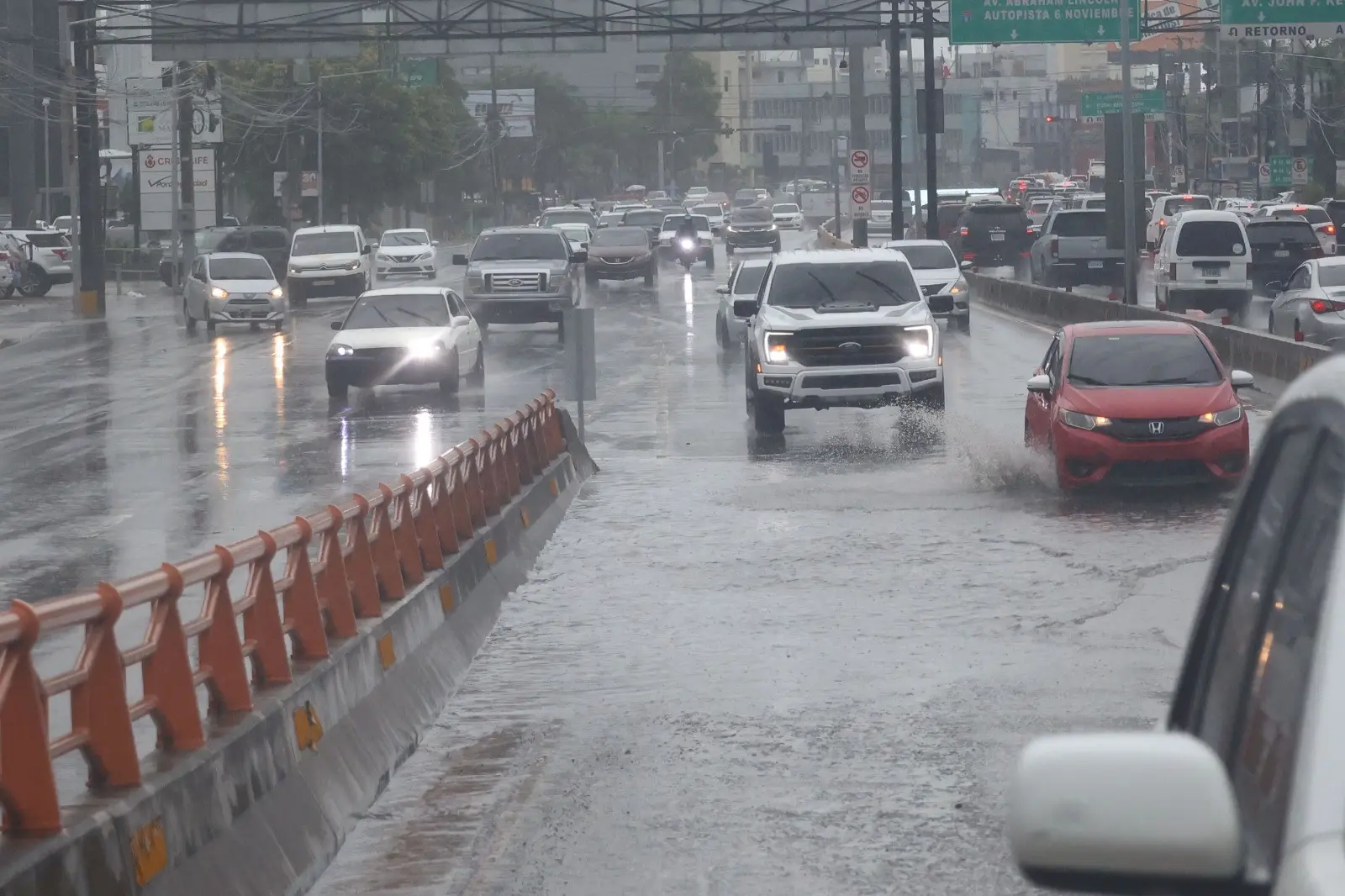 Aguaceros y tronadas en el interior; continúan altas temperaturas y polvo sahariano débil a moderado