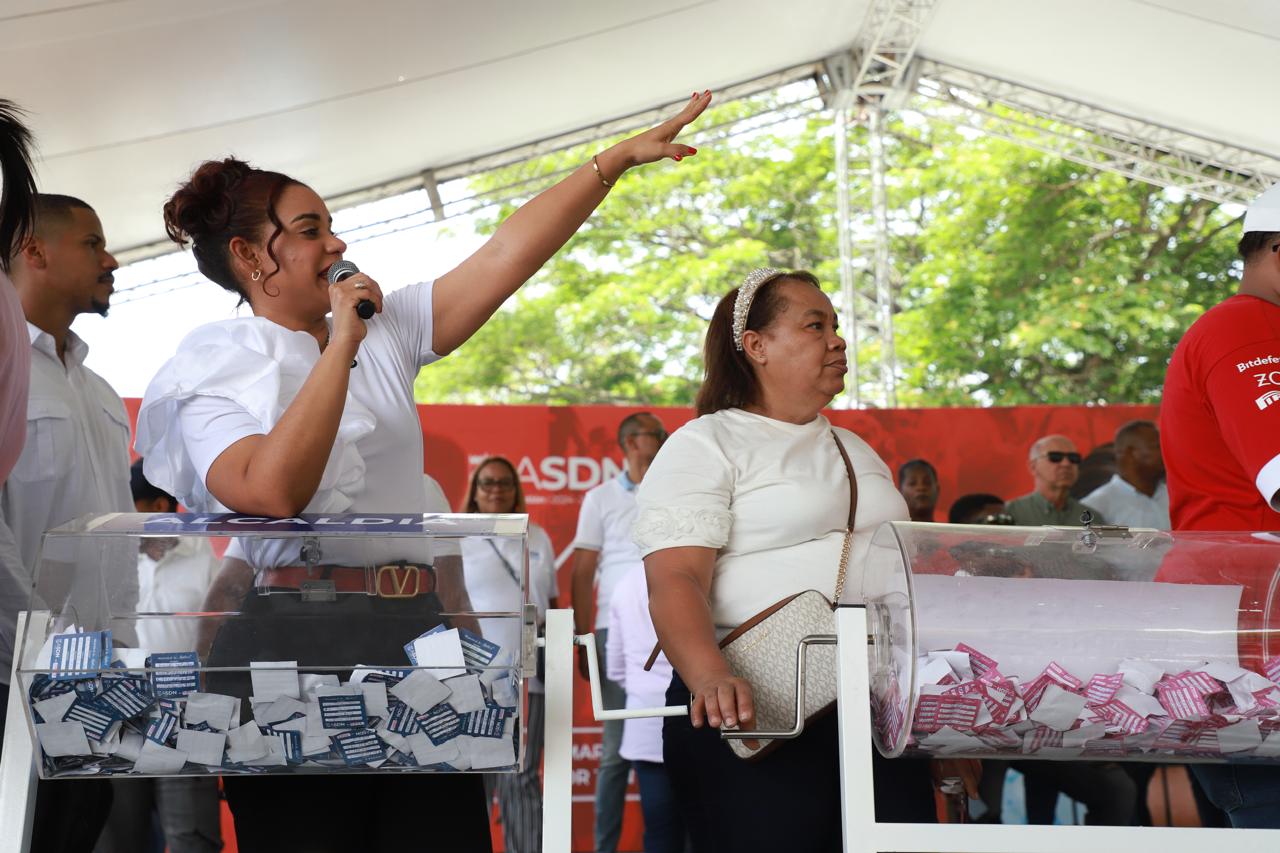 Alcaldía SDN celebra Día de las Madres con empleadas y munícipes