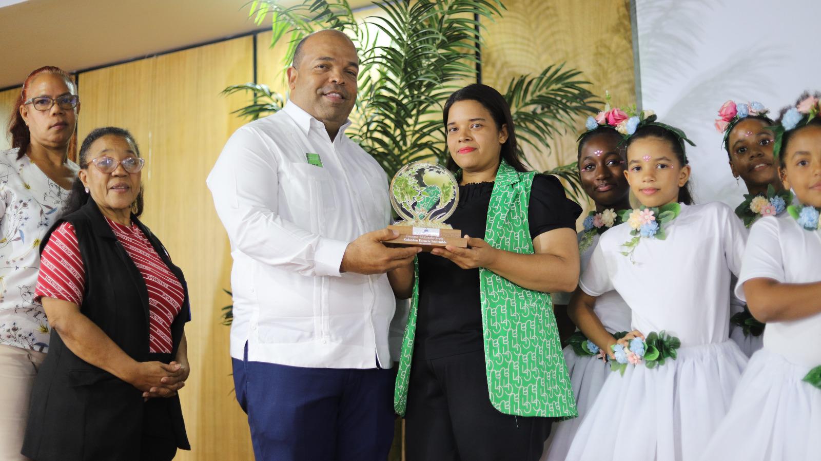 Reconocen centros educativos de la Regional 15 por destacarse en el concurso “Mi Escuela Limpia”