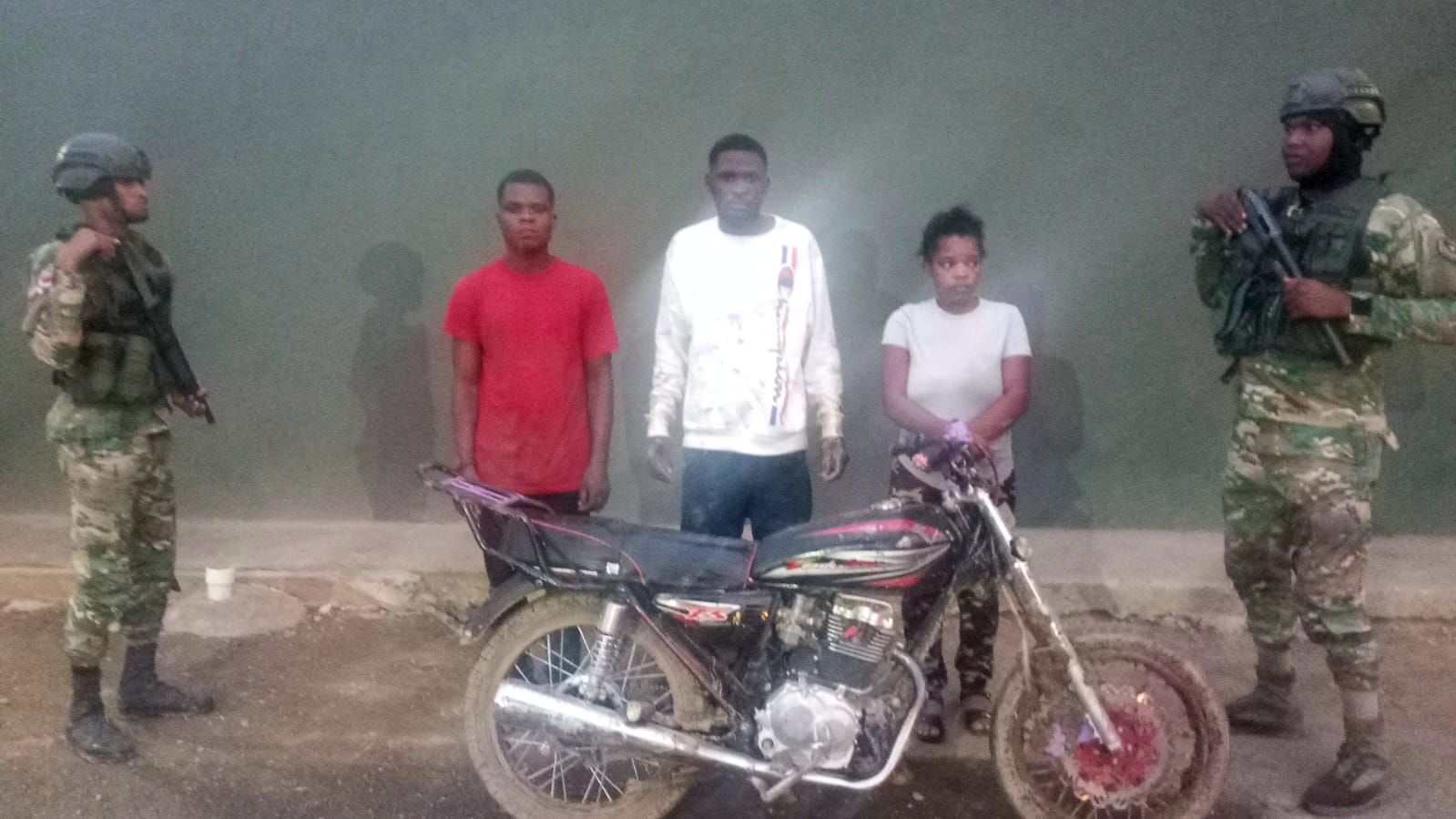 Detienen haitiano indocumentado transportando en una motocicleta a otros tres conciudadanos en igual condición